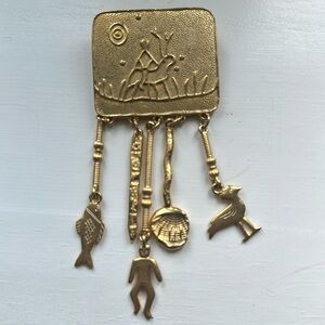 1988 VINTAGE JJ SIGNED SOUTHWEST CHARMS DANGLE GOLD TONE ELEGANT MUSEUM BROOCH